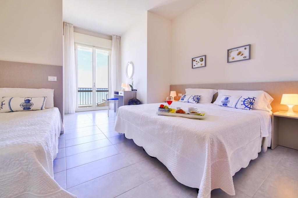 Ambasciatori Hotel - Beach Front -Breakfast Xxl & Brunch Until 12 30Pm ميسانو ادرياتيكو المظهر الخارجي الصورة